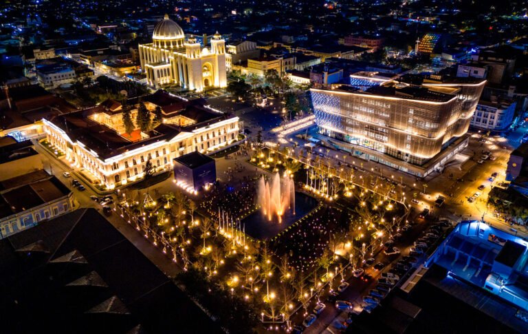 Explora San Salvador: Centro Histórico, Mercado Local y el Volcán El Boquerón.